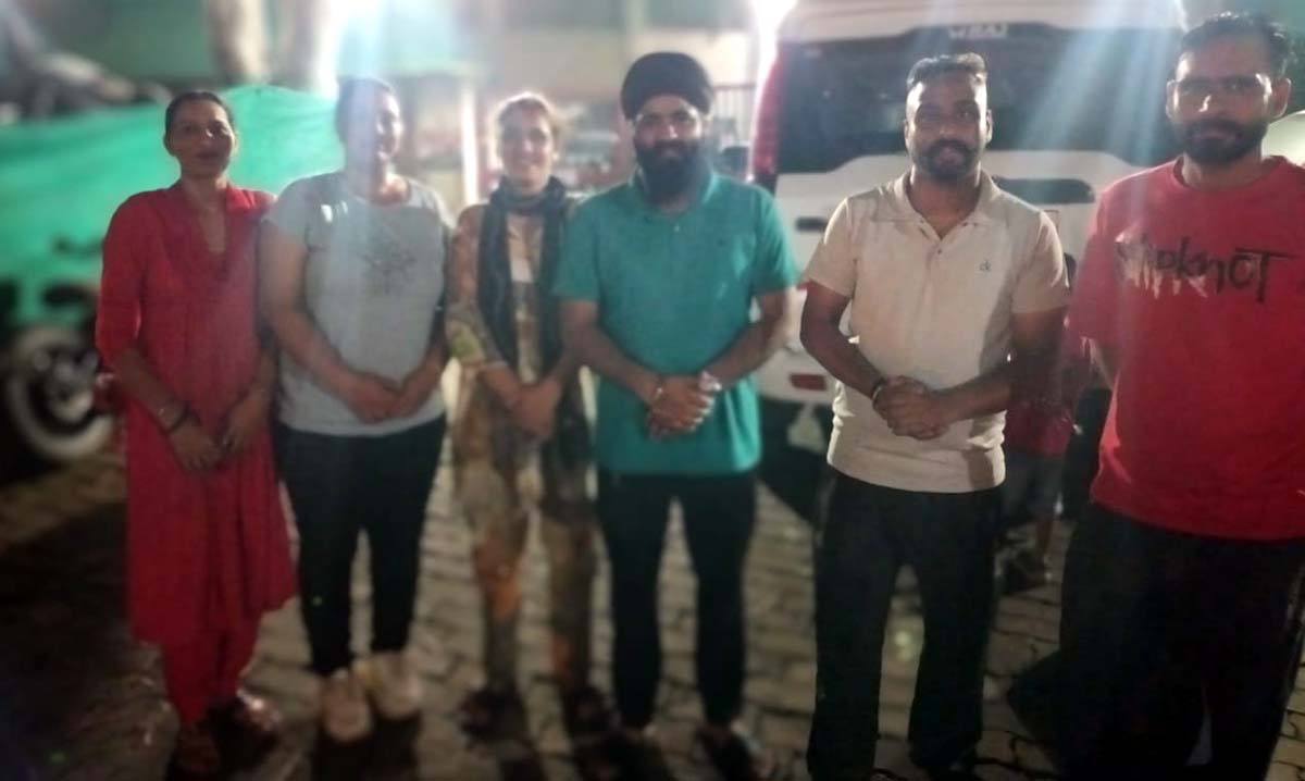 Shopkeepers who set up stalls outside Bougainvillea Park in Phase 4 have filed a complaint with the police against the Municipal Corporation employees.